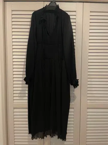 시아메종 아틀리에 YORTE 마이크로 플리츠 원피스 블랙