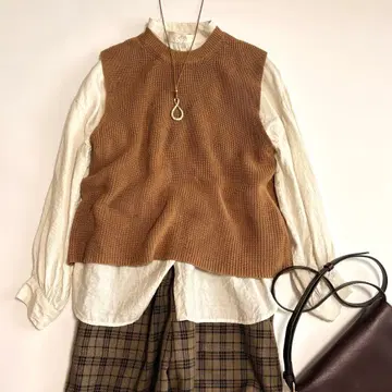 새상품급 미라 오웬 리브 니트 베스트 카멜 바스슬릿 코튼