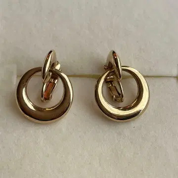 골드 컬러 귀찌