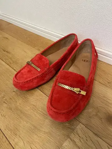 빨간색 스웨이드 지퍼 달린 모카신