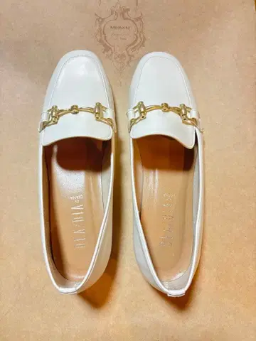 화이트 가죽 로퍼 골드 금장 장식