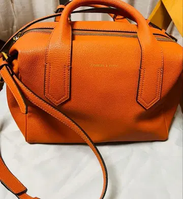 찰스 앤 키스 오렌지 핸드백