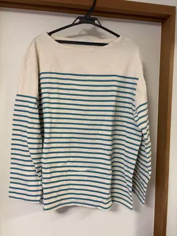 아이보리와 파랑 스트라이프 긴팔 티셔츠