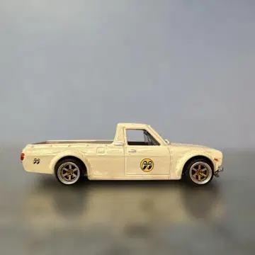 핫휠 닷선 서니 트럭 커스텀 / 1975 문 아이즈