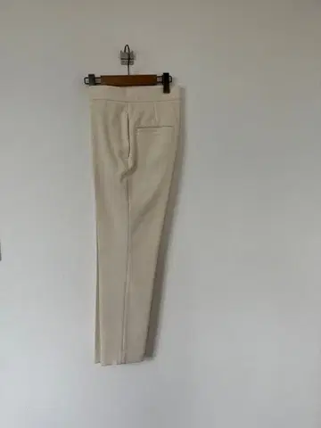 TIARA 아이보리 센터 프레스 슬릿 팬츠