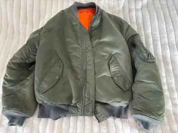 알파 인더스트리즈 MA-1 플라이트 자켓