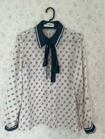 릴리 브라운 로고 블라우스