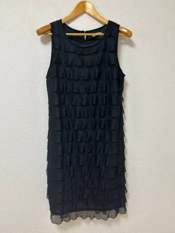 프릴 디자인 슬리브리스 무릎 기장 원피스 블랙