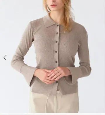 새상품 야마다야Aga 카라 부착 니트 플레어 소매 베이지 계열