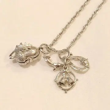 실버 참 포함 목걸이