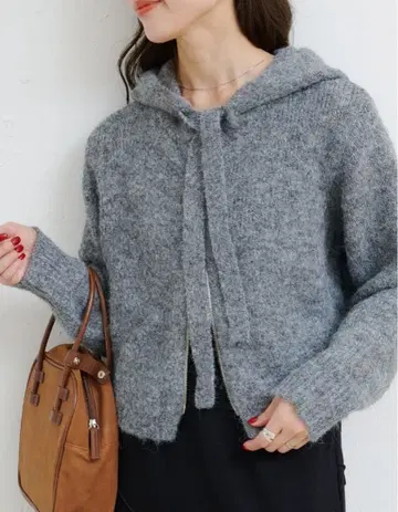 후드 부착 그레이 니트 스웨터