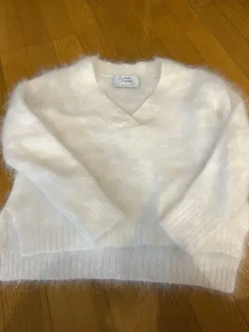 새상품급 Noble 화이트 V넥 스웨터 긴팔