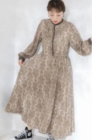 다마스크 프린트 원피스 새상품급 어반 리서치