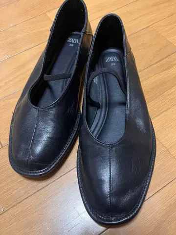 ZARA 블랙 플랫슈즈 38