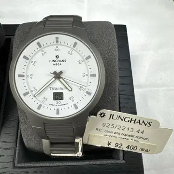 가격 인하했습니다! 윤하우스 전파 시계 티타늄