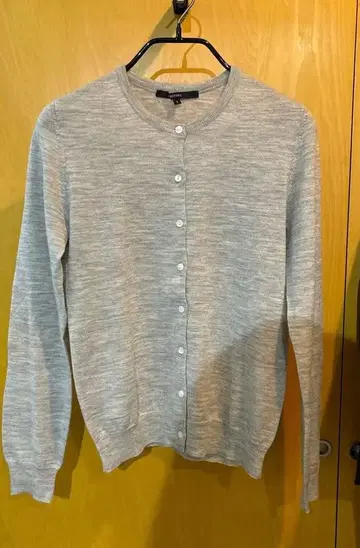 미사용 새상품 맥피 크루넥 가디건 라이트 그레이 1