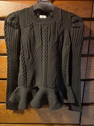 더블 스탠다드 클로징 Sov. 밑단 프릴 니트