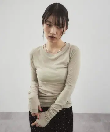 HANNE 시어 롱 슬리브 TEE 베이지