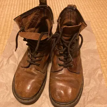 닥터마틴 브라운 가죽 워크 부츠