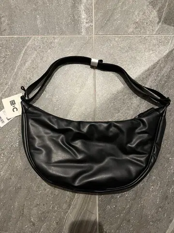 [택 포함 새상품] UNIQLO C 레더터치 라운드 숄더백 블랙