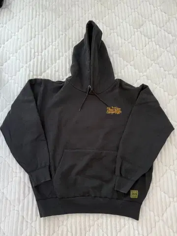 후드 부착 후드티 블랙 컬러 자수 디자인