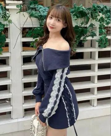 다리치 오프숄더 레이스 맨투맨 상의 & 미니 스커트 셋업