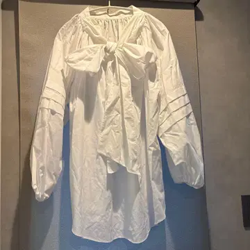 리본 포함 화이트 셔츠