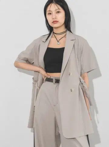 더블 브레스트 자켓과 와이드 팬츠 셋업