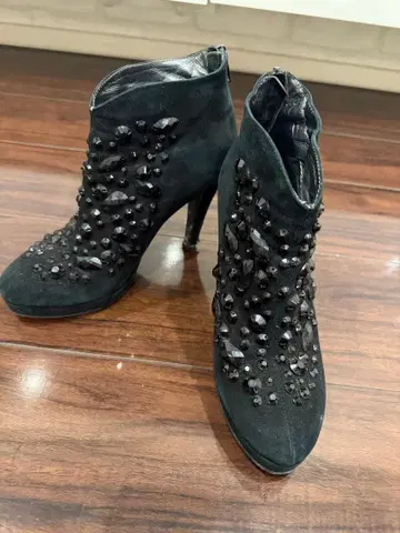 블랙 스웨이드 비쥬 장식 부티