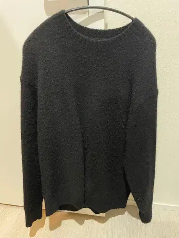 BY 에어 샤기 와이드 형태 니트 블랙