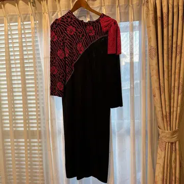 블랙과 핑크의 긴팔 무릎 기장 원피스