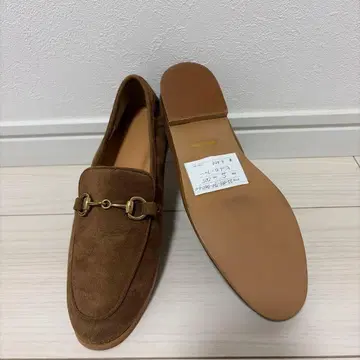 브라운 스웨이드 로퍼 금장 장식 포함