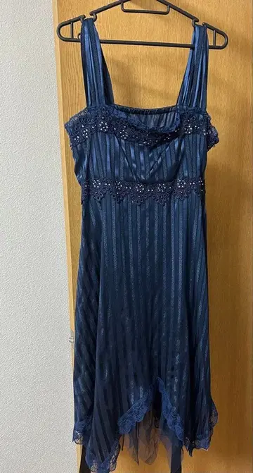 네이비 비즈 자수 스트라이프 드레스