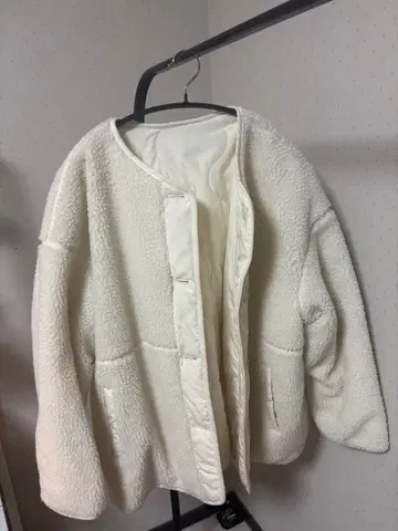 GU 화이트 플리스 자켓 버튼 포함