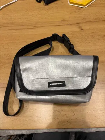 FREITAG 실버 메신저 백