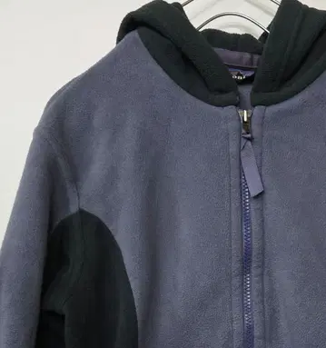 그레이와 블랙의 풀 집업 플리스 자켓