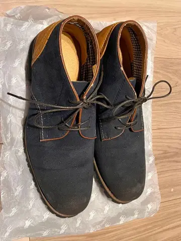 네이비 스웨이드 처카 부츠