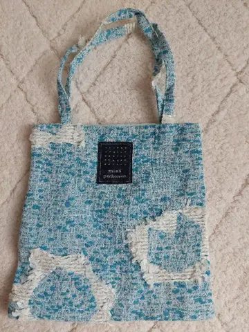 새상품급 미나 페르호넨 패브릭 소재 미니 토트백 파랑과 화이트 디자인