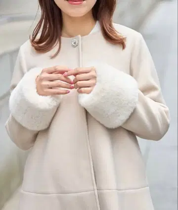 2WAY 소매 퍼 클리어 비쥬 장식 노카라 플레어 코트