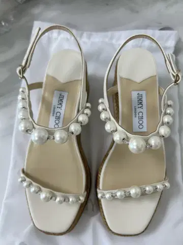 지미추 Amatuus 60 펄 장식 웨지 샌들 지갑 백