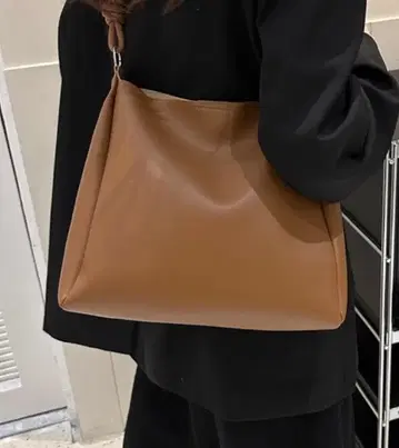 대용량 브라운 숄더백