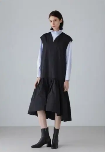 어도어 블랙 원피스 V넥 오버롤 스커트