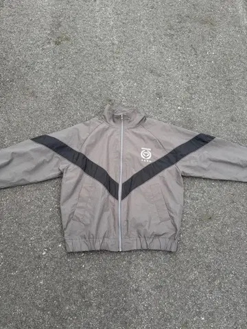 그레이 나일론 자켓 V자 스트라이프