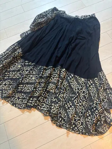 AREMITI 플레어 스커트 블랙과 패턴