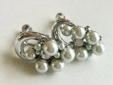 실버 컬러 x 밝은 그레이 계열 고급스러운 귀찌