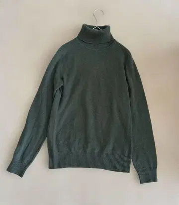 유니클로 다크 그레이 (다크 그린) 터틀넥 스웨터 캐시미어 100% M