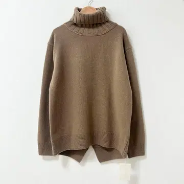 새상품 두지엠 클라세 JADE 터틀넥 풀오버 카멜