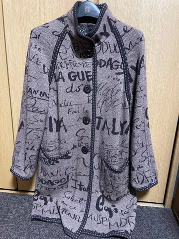 이타리야 브라운 옅은 갈색 문자 프린트 롱 코트