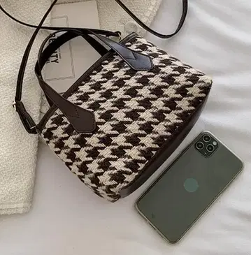 체크 무늬 숄더백