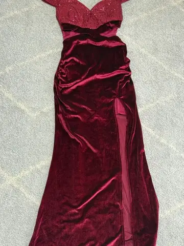 버건디 벨벳 드레스
